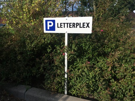 Parkeerplaatsbord op paal