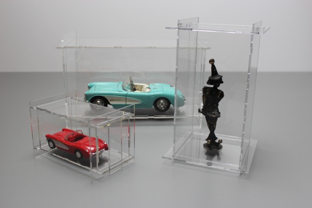 plexiglas vitrines